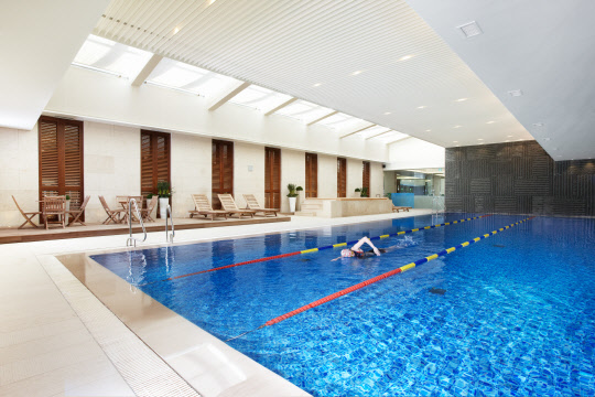 서울 삼성동 오크우드 프리미어 코엑스센터가 6월 1일부터 '여름아 놀자' 패키지를 선보인다. 코엑스와 호텔 내에서 즐길 수 있는 혜택들을 담았다. 코엑스 아쿠아리움 입장권 2매와 호텔 수영장에서 이용할 수 있는 유아용 플라밍고 암튜브를 제공한다. 스튜디오 타입부터 거실과 침실이 분리된 스위트형 1베드룸 수페리어 타입까지 다양하다. 가격은 24만 5000원부터 형성된다. 오크우드 프리미어 코엑스센터 제공